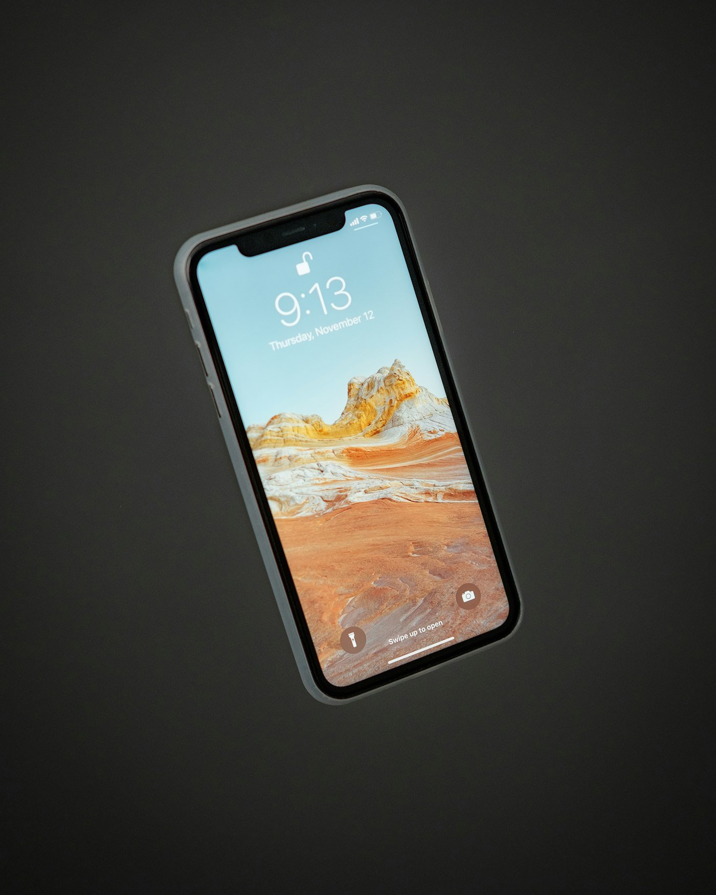 iPhone de última geração em destaque sobre fundo escuro